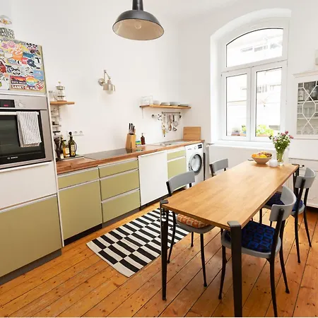 Ruhiges Altbau-apartment In Bester Lage Apartment