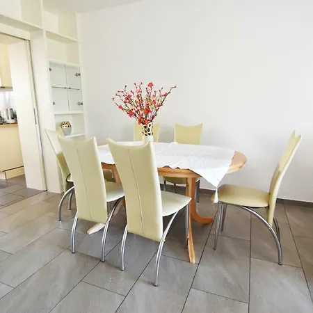Zeitwohnen Im Schonem Haus Mit Grosser Terrasse In Koln-rath Nyaraló