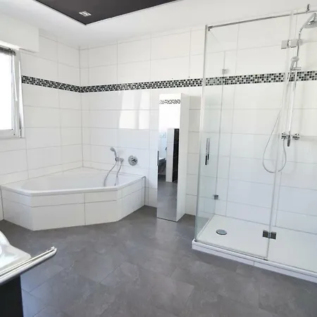 Zeitwohnen Im Schonem Haus Mit Grosser Terrasse In Koln-rath Köln