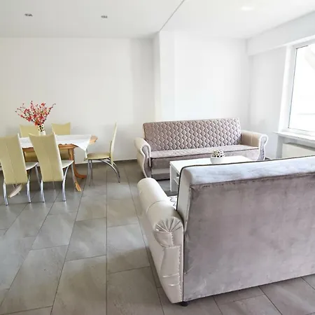 Nyaraló Zeitwohnen Im Schonem Haus Mit Grosser Terrasse In Koln-rath *