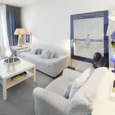 Townhouse Downtown Suites & *