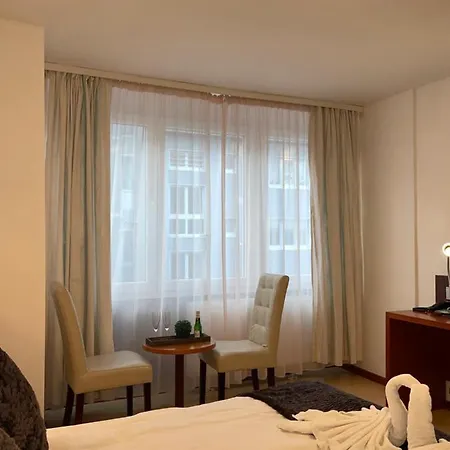 Hotel Griffin Am Neumarkt 3*
