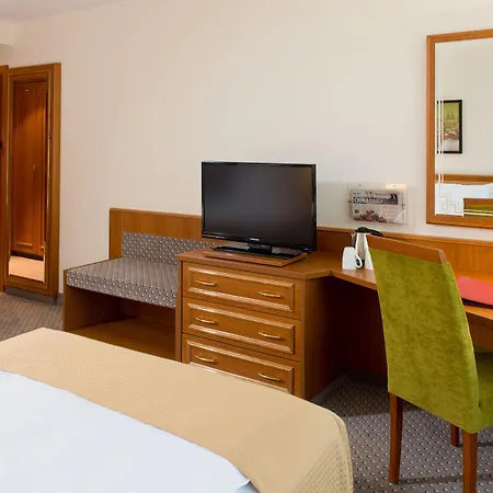 Leonardo Bonn Airport Hotel 4*