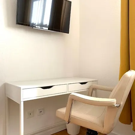 Alles Komplett - 2 Schlafzimmer, Grosse Kueche, Bad Appartement *