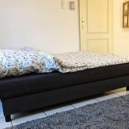 Charmante Gartenwohnung Mit Privatem Grossen Garten *