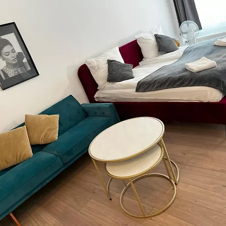 Апартаменты Stylish In Friesenplatz, Heart Of
