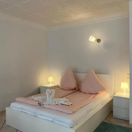 Central 3 Bedroom Apartment, Friesenstr *