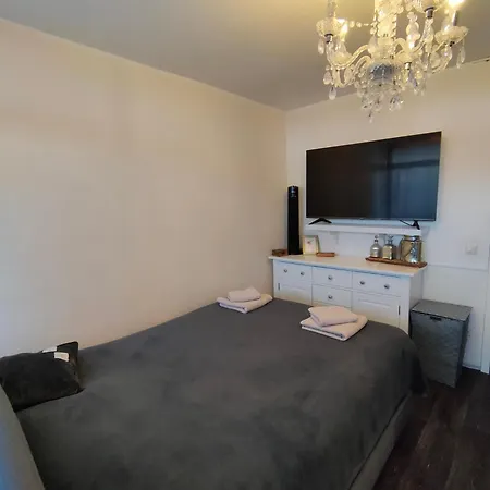 Fully Equipped - 1 Min From Cologne's Largest Mall