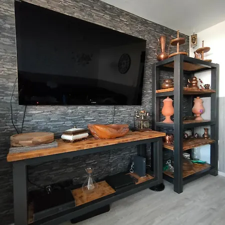 Fully Equipped - 1 Min From Cologne's Largest Mall Apartment