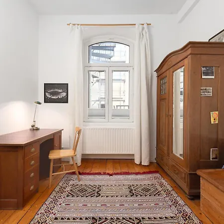 Ruhiges Altbau-apartment In Bester Lage דירה *
