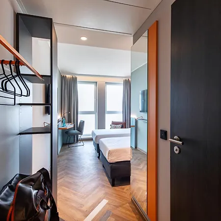 Loginn Airport Отель 3*