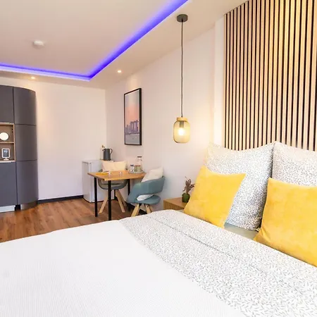 Shiny Singapore - - Doppelzimmer Mit Gemeinschaftsbad Cologne