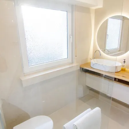 Shiny Singapore - - Doppelzimmer Mit Gemeinschaftsbad Cologne