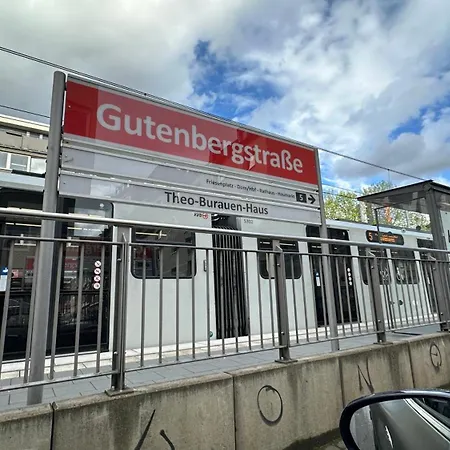 Domspitzen-blick, Cooles 2 Mit Indoor-swimmingpool Auf Dem Dach, Kueche Und Smart-tv Köln
