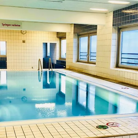 Apartment Domspitzen-blick, Cooles 2 Mit Indoor-swimmingpool Auf Dem Dach, Kueche Und Smart-tv Köln