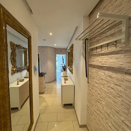 With Garden & 2 Bathrooms Daire Köln