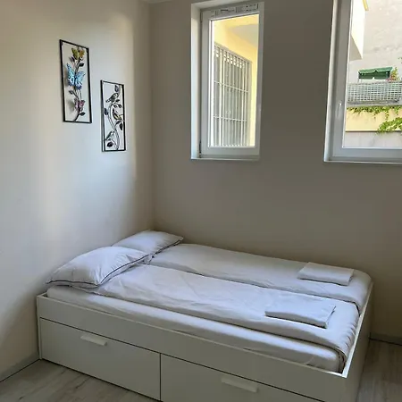 Modern Flat For 3 Guests Near And Transport Апартаменты *