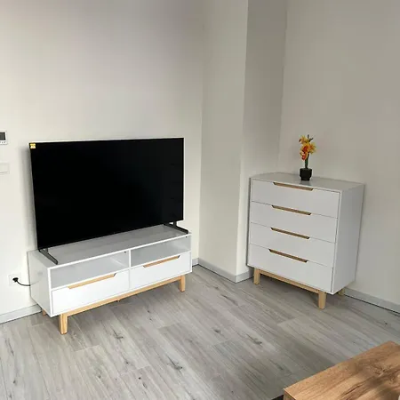 Modern Flat For 3 Guests Near And Transport Апартаменты Кёльн