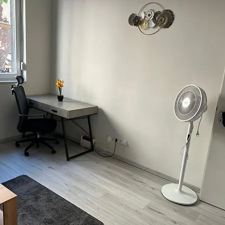 Modern Flat For 3 Guests Near And Transport Апартаменты Кёльн