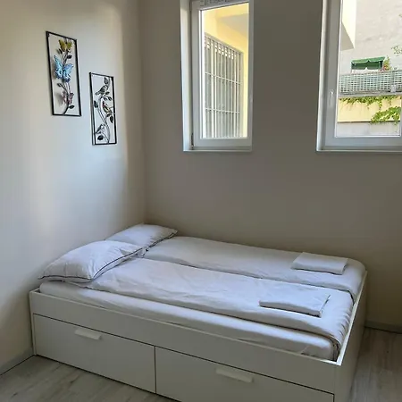 Modern Flat For 3 Guests Near And Transport Апартаменты