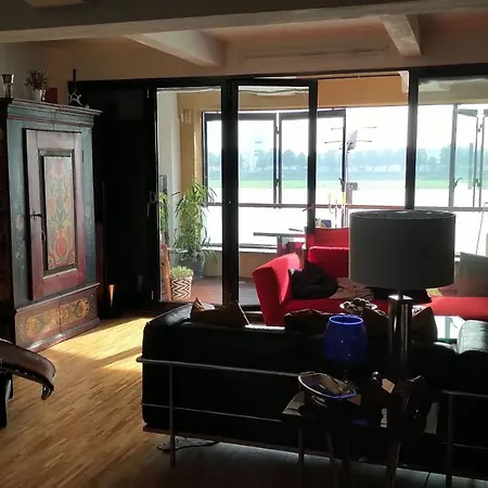 Grosszuegiges Mit Badezimmer In Rheinwohnung Проживание в семье Кёльн
