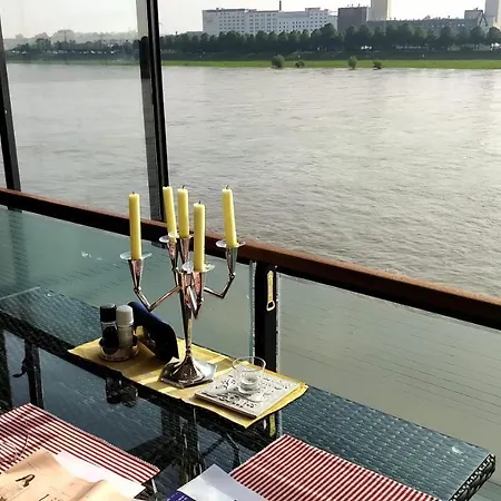 Grosszuegiges Mit Badezimmer In Rheinwohnung Проживание в семье Кёльн