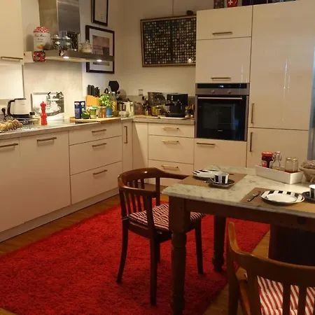 Проживание в семье Grosszuegiges Mit Badezimmer In Rheinwohnung Кёльн