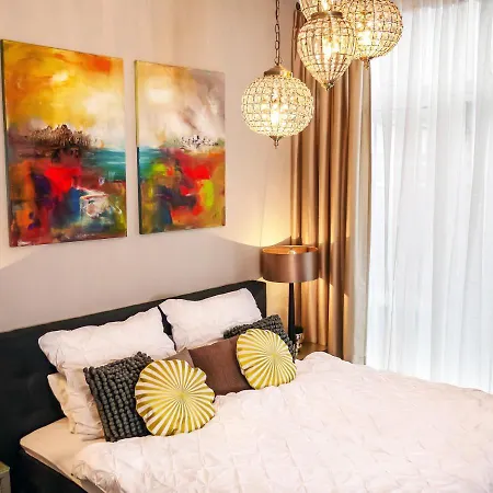 Comfort And Style In Center With Ensuite Bathroom On Schaafenstrasse * Cologne
