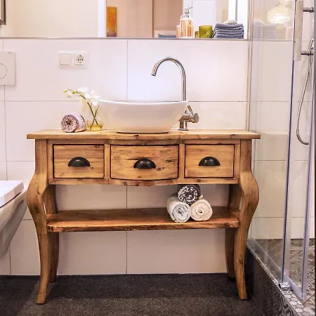 Homestay Comfort And Style In Center With Ensuite Bathroom On Schaafenstrasse *