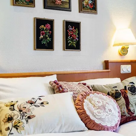Tante Alma's Lasthaus Am Ring Hotel 3*