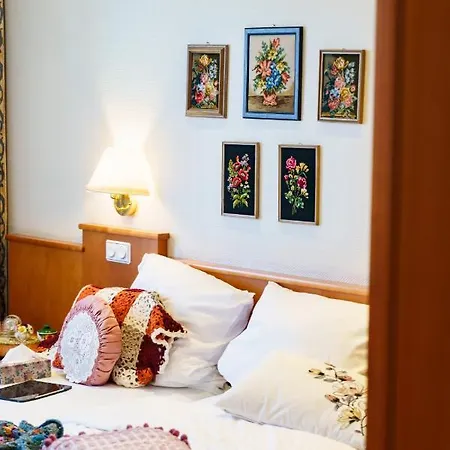 Tante Alma's Lasthaus Am Ring Hotel 3*