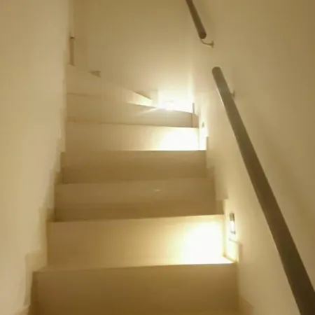 Apartment Mit Schoener, Moderner Einrichtung *