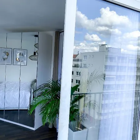 Dani Stylish Minimal Innercity Terrace Cologne