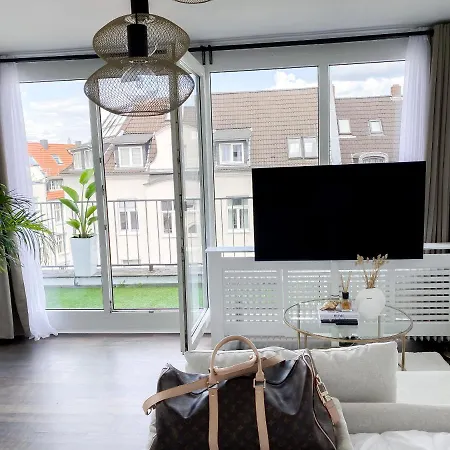 Dani Stylish Minimal Innercity Terrace Apartment *