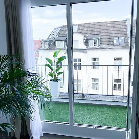 Dani Stylish Minimal Innercity Terrace *
