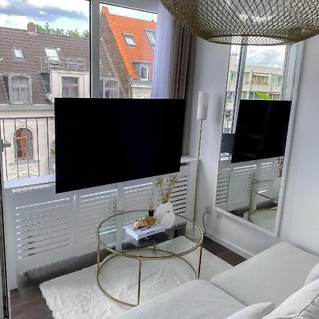 Dani Stylish Minimal Innercity Terrace Apartment *