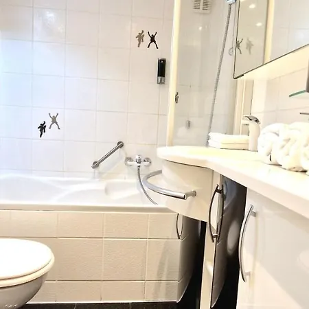 In Dellbruck Frisch Renoviert, 300 Meter Bis Zur Strassenbahn, Ruhige Lage Apartment