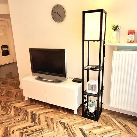 In Dellbruck Frisch Renoviert, 300 Meter Bis Zur Strassenbahn, Ruhige Lage Apartment