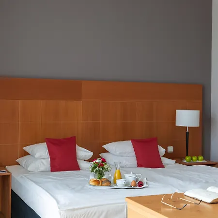 Plaza Premium 4*