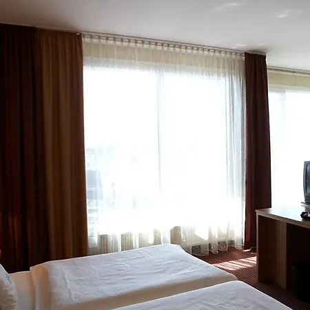 Hotel Plaza Premium 4*