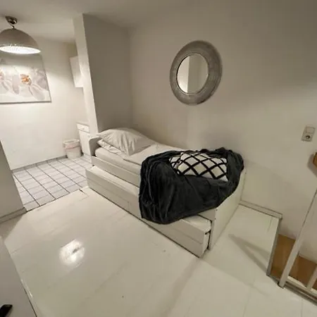 Top Lage I Schokoladenmusem I Einfaches Souterrain Apartment *