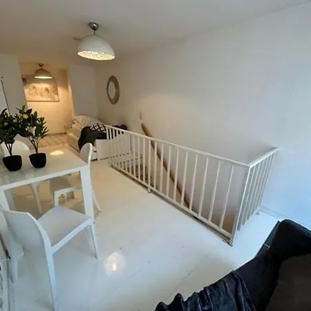 Top Lage I Schokoladenmusem I Einfaches Souterrain Apartment Cologne