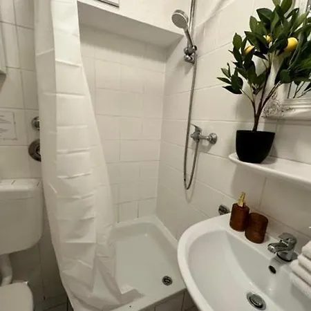 Top Lage I Schokoladenmusem I Einfaches Souterrain Apartment Cologne