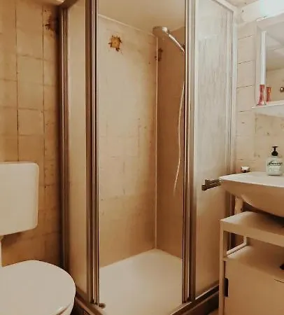 Guest house Comfort Koelnmesse: Spacious With Free Parking & Wi-fi