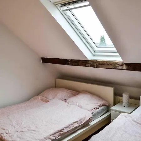Schoene Dachgeschosswohnung Nahe Apartment *