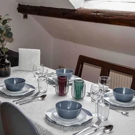 Schoene Dachgeschosswohnung Nahe Apartment *