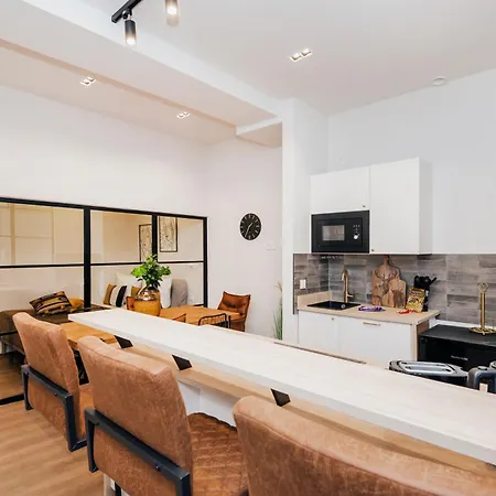 S331 - Luxurious Two Bedroom Duplex In * Cologne