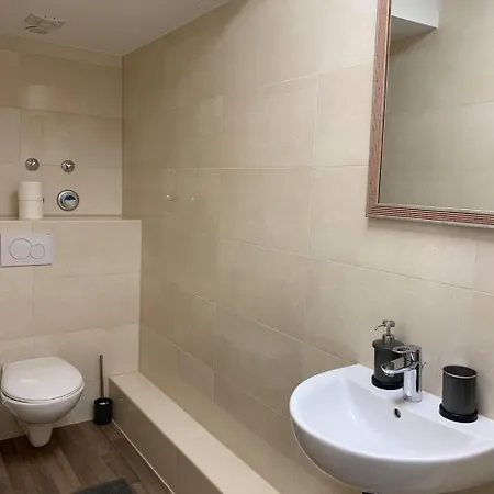 Central Private In Popular Neighborhood! Apartment *
