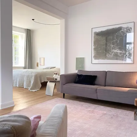 Zehuus Beletage Apartment