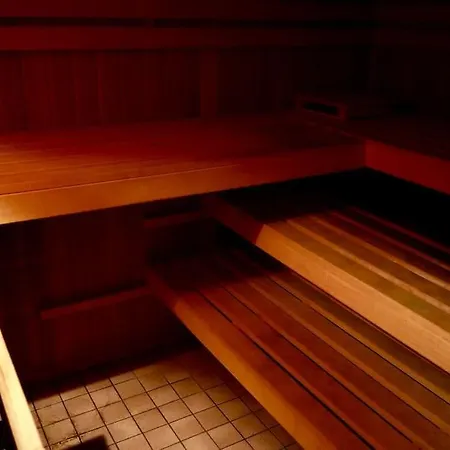 Helle Kellerwohnung Im Gruenen Mit Sauna * Cologne